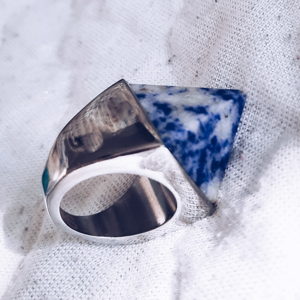 Amber Sceats Ring 7 Pyramid